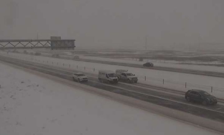 Тъй като снегът продължи да вали в части от Алберта