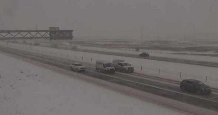 Снежните пътни условия в Алберта продължават в четвъртък след 52 сблъсъка в QEII сряда