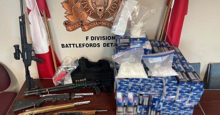 Специалната група за банди на RCMP на Battlefords иззе метамфетамин, огнестрелни оръжия по време на претърсване