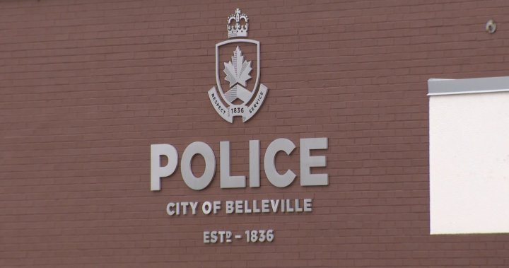 Белвил, Онтарио, полицията каза, че полицаи са били извикани, за
