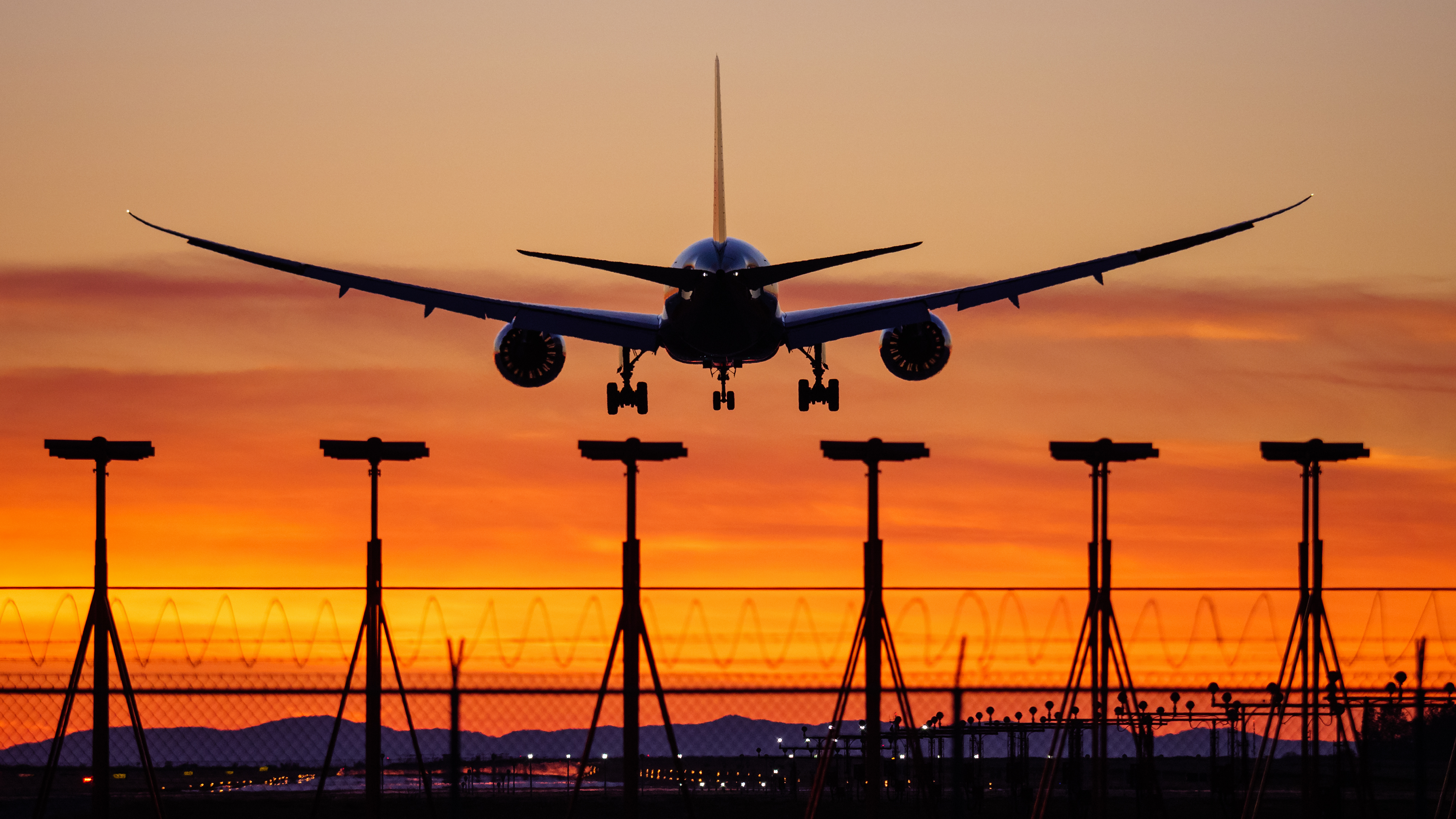 Докато служителите разследват какво е причинило силно разтърсване преди внезапното падане