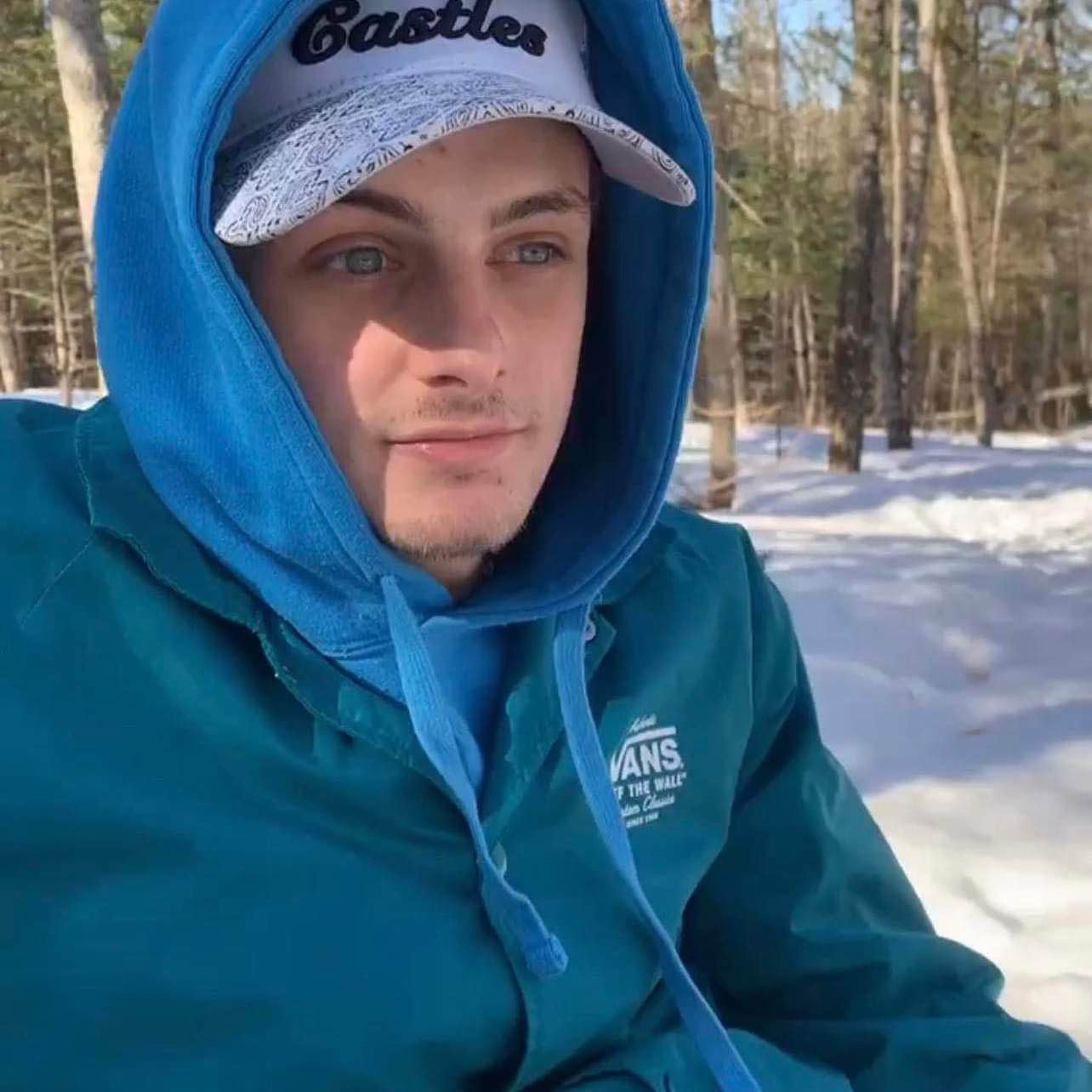 Майката на 22 годишен мъж от Бъркс Фолс Онтарио говори по малко