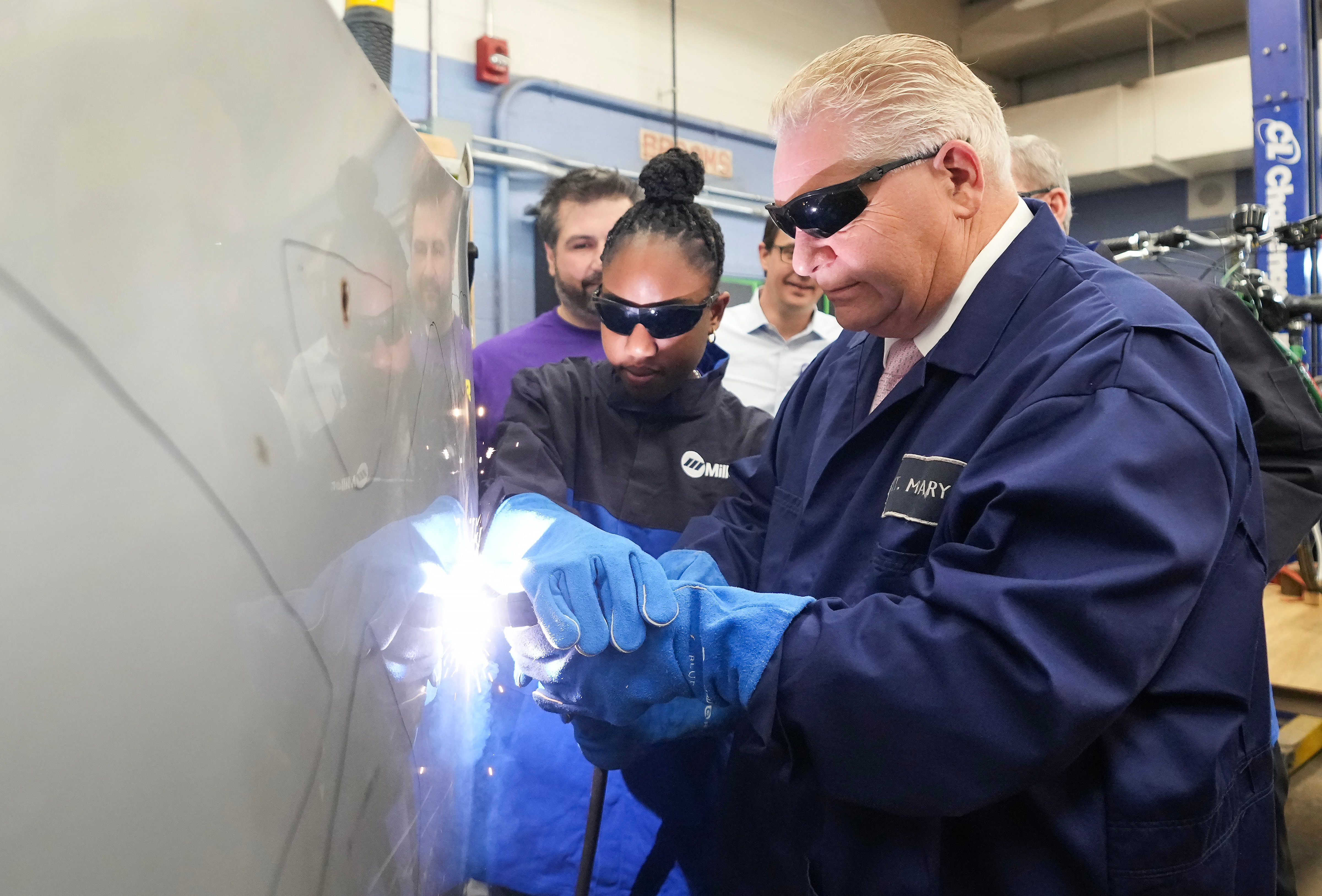 Ford promises 'banner year' for auto sector as focus shifts to EV spinoff jobs - Vimarsana News