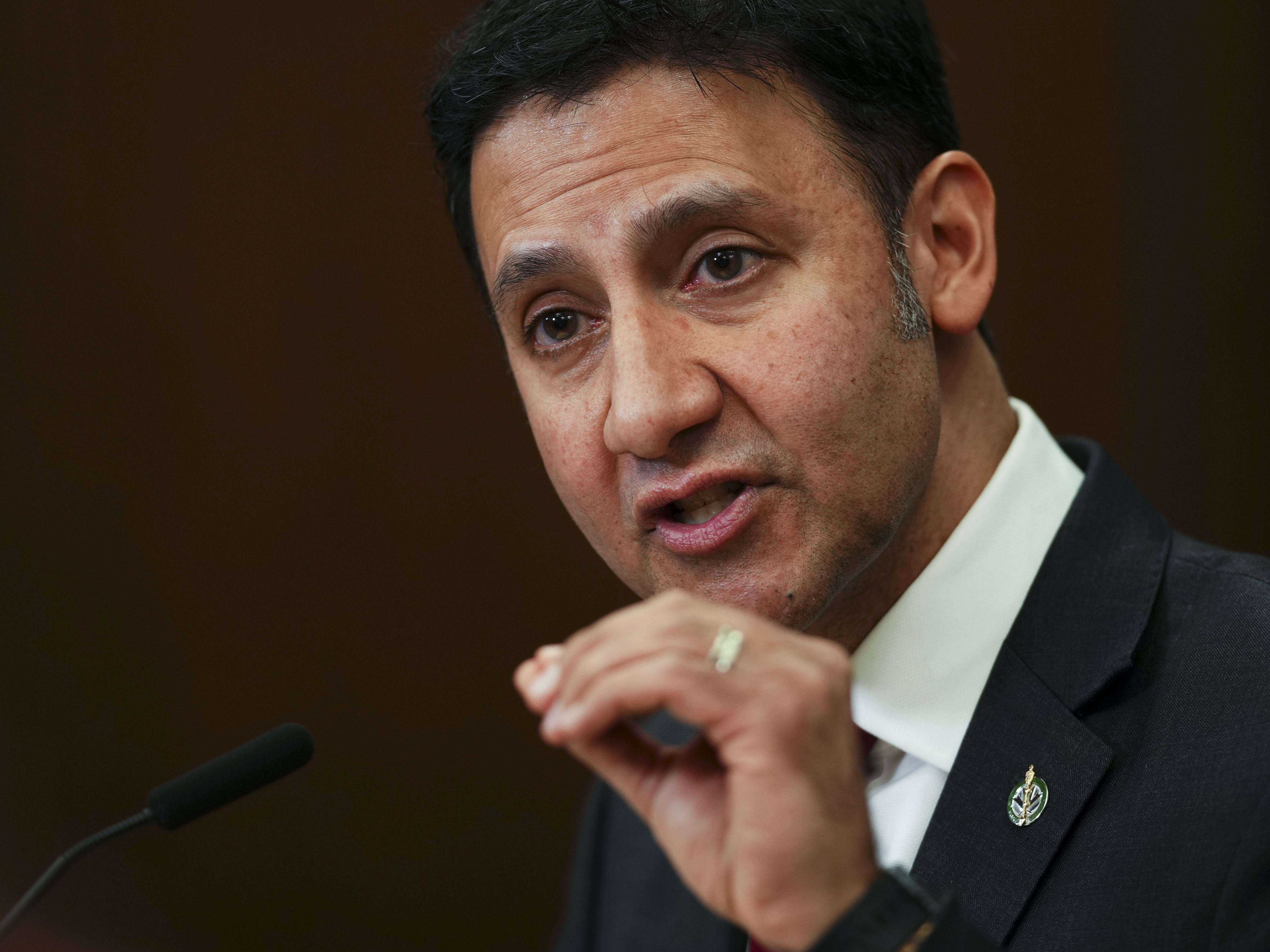 Министърът на правосъдието Ариф Вирани се защитава от критиките че