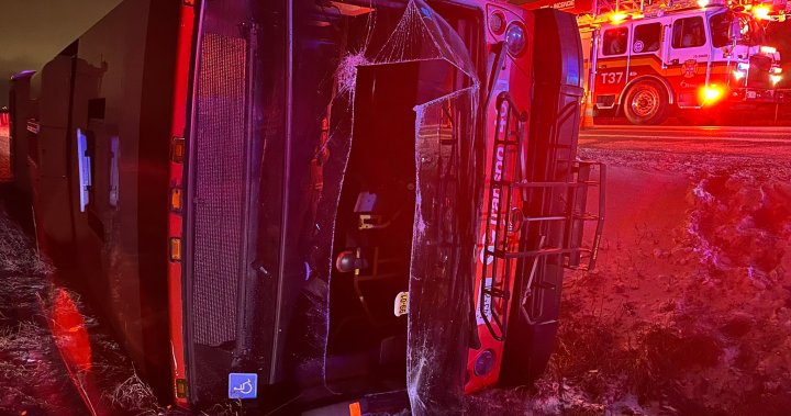 10 пътници, шофьор на автобус са спасени след катастрофа, оставила автобуса на OC Transpo в канавка
