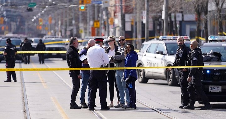 „Куршуми летят навсякъде“: Повдигнати са обвинения в убийство след тройна стрелба в Торонто