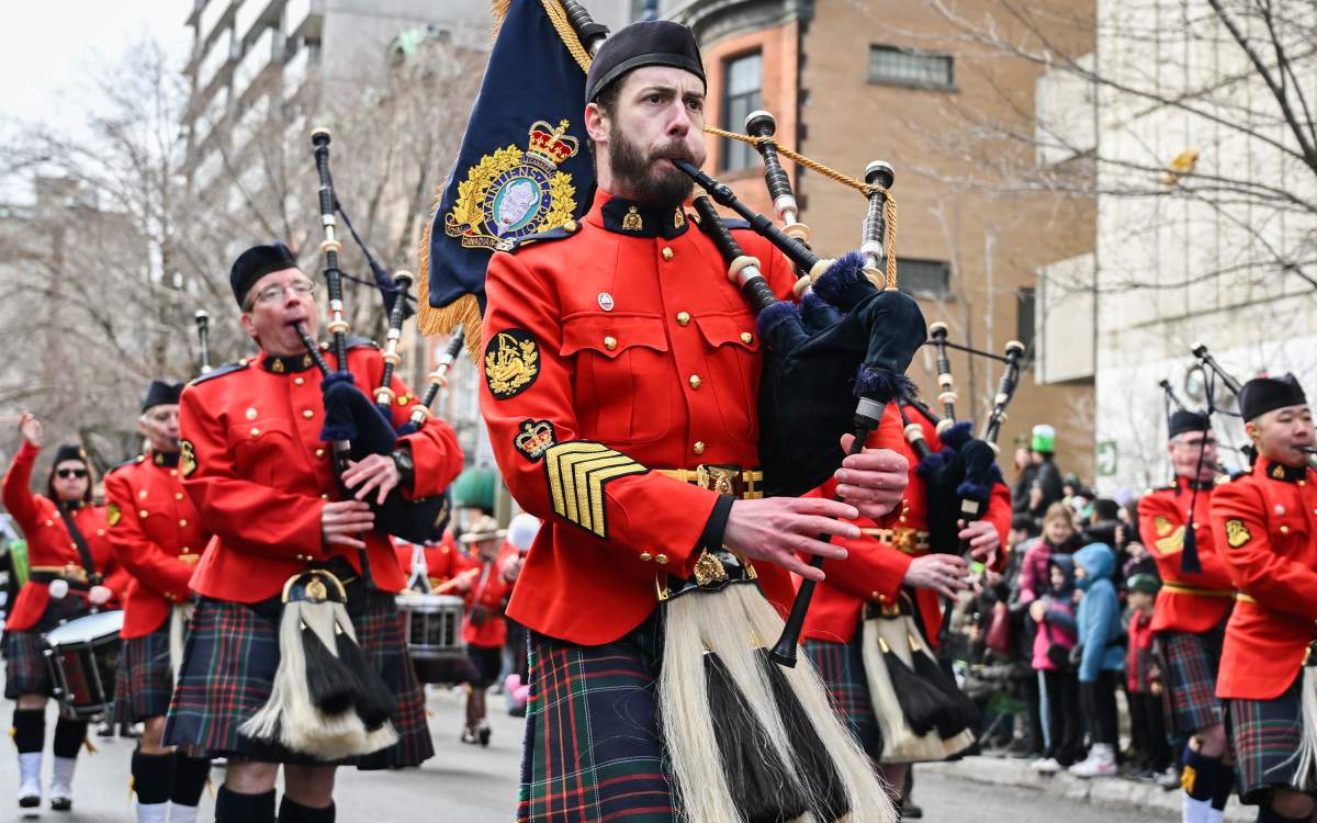 An RCMP piped band entertains the crowd during the St. Patrick’s Day parade in Montreal, Sunday, March 17, 2024. THE CANADIAN PRESS/Graham Hughes