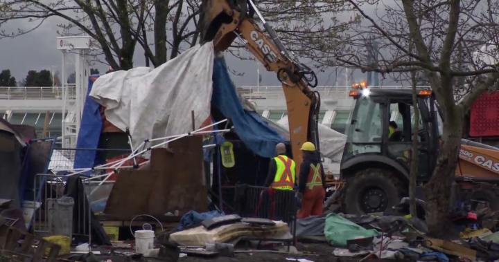 Тежки машини пристигат, докато почистването на лагера за бездомни във Ванкувър започва сериозно