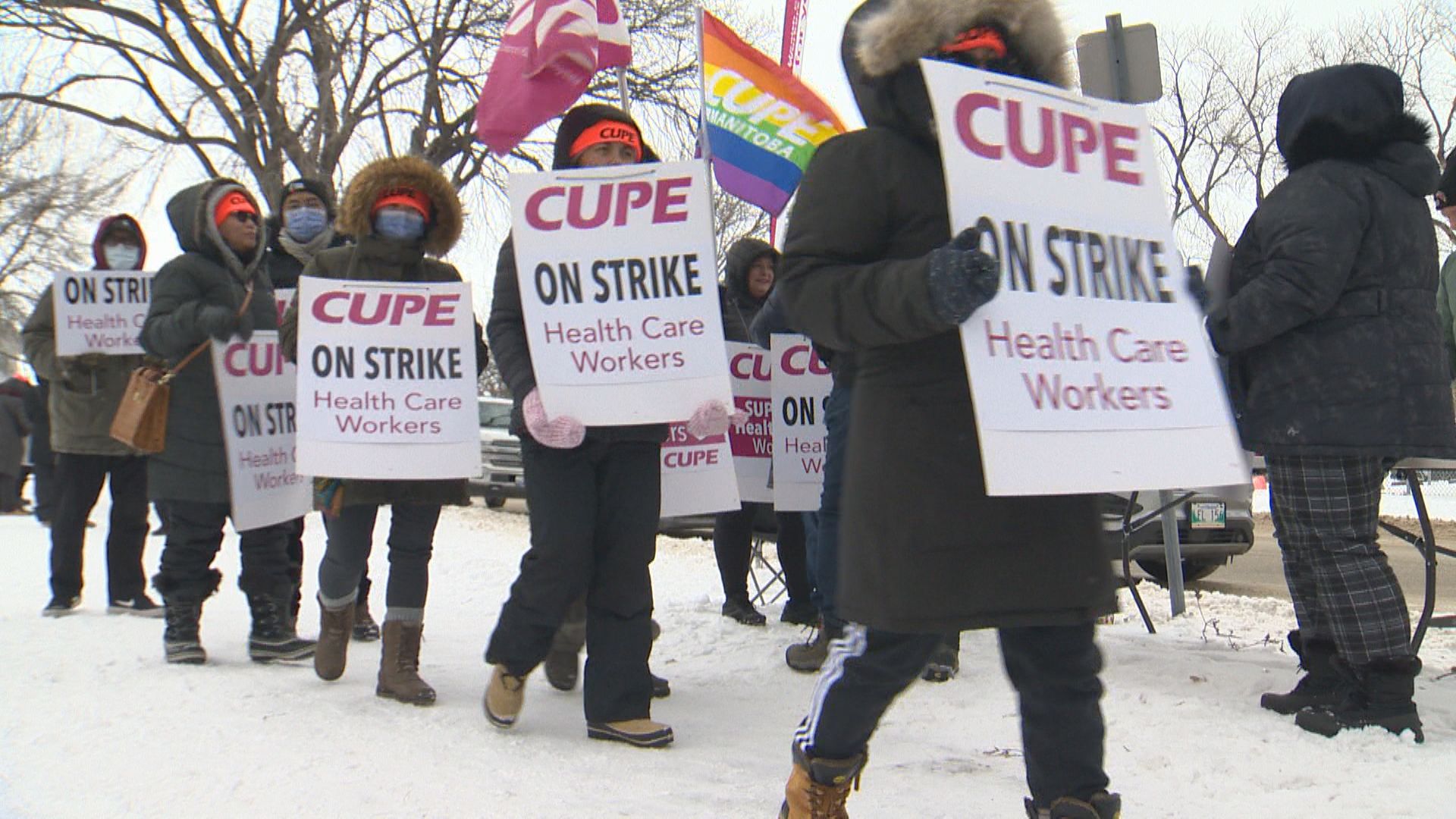 В навяващия сняг и студа 160 здравни работници и надзорници