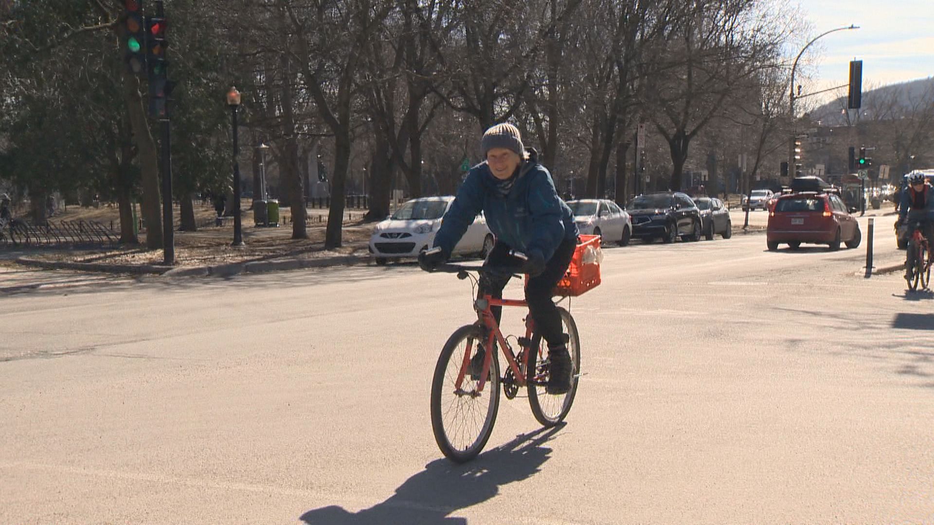Warm temperatures drive Montrealers to adopt early cycling season