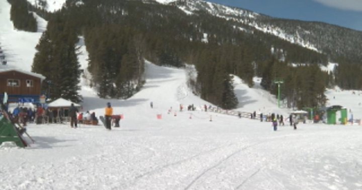 Скиорите и сноубордистите се стичат обратно в Касъл Маунтин сега
