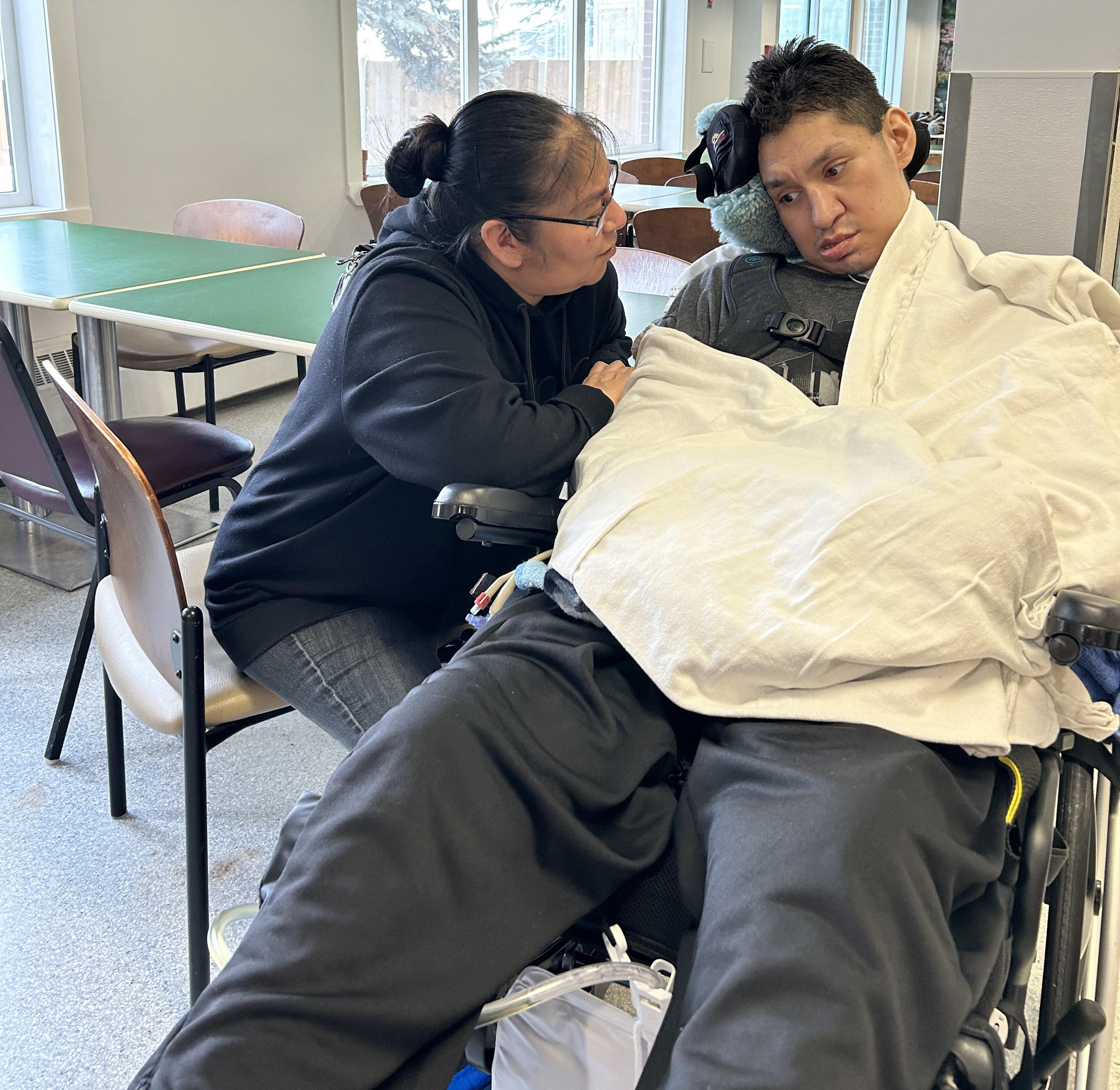 Майка от Саскатун се превърна в гласа на сина си