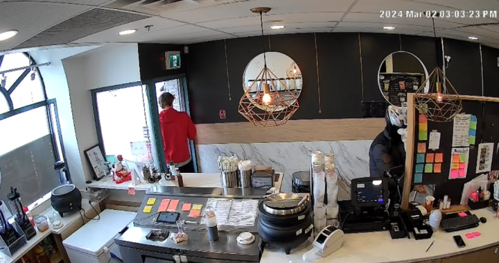 Шофьорът на DoorDash краде чаша за бакшиш при кражба, уловена от камерата за сигурност на бизнеса във Ванкувър