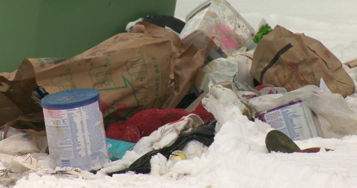 Жителите на Regina търсят отговори, докато купчините боклук продължават да