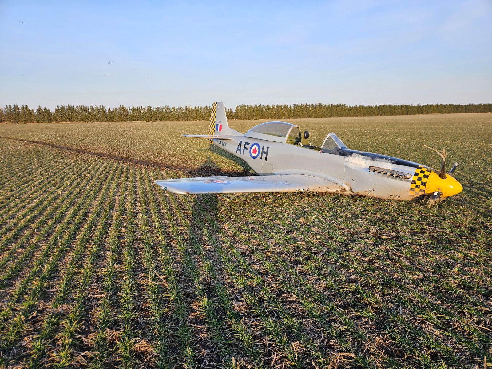 Plane crashes into field near Barrie, Ont., pilot escapes injury