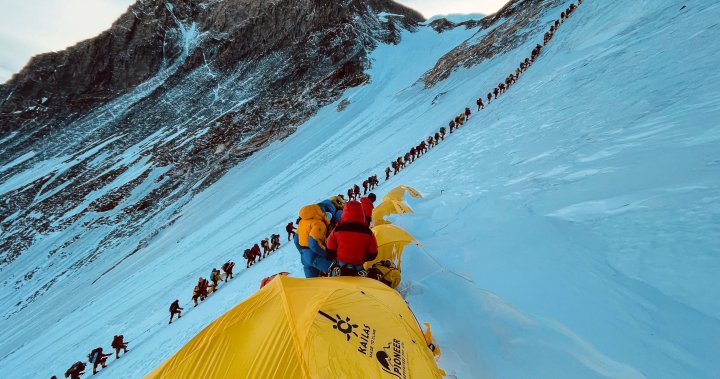 Алпинистите на връх Еверест трябва да събират изпражненията си в торби, за да ги върнат в базовия лагер
