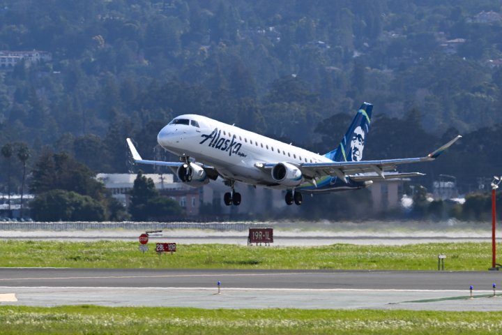 Man tried to storm Alaska Airlines cockpit repeatedly during flight, complaint says