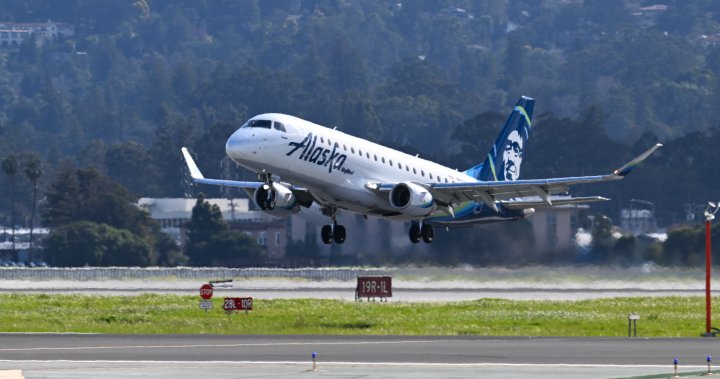 Човек се опита многократно да нахлуе в пилотската кабина на Alaska Airlines по време на полет, се казва в жалбата
