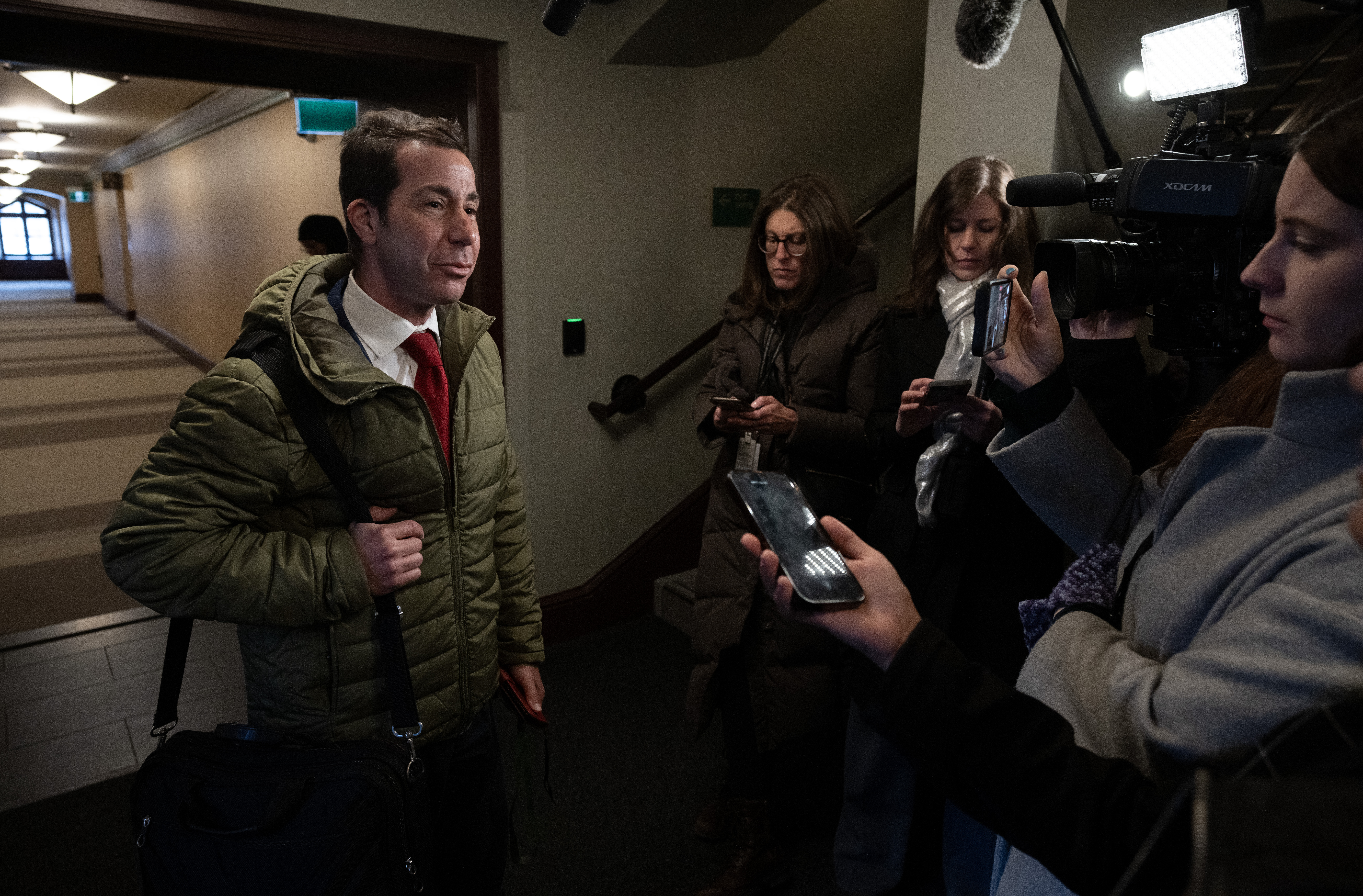 Депутатът от либералите на Квебек Антъни Хаусфадър каза че разсъждава