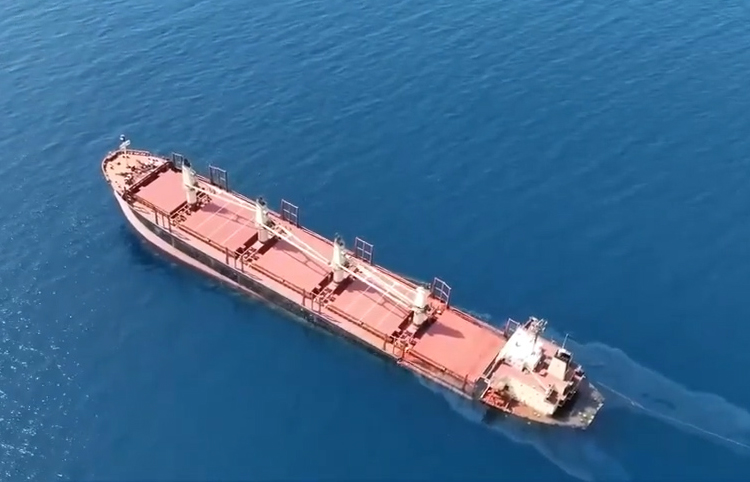 Ракетна атака от йеменските бунтовници хуси срещу търговски кораб в