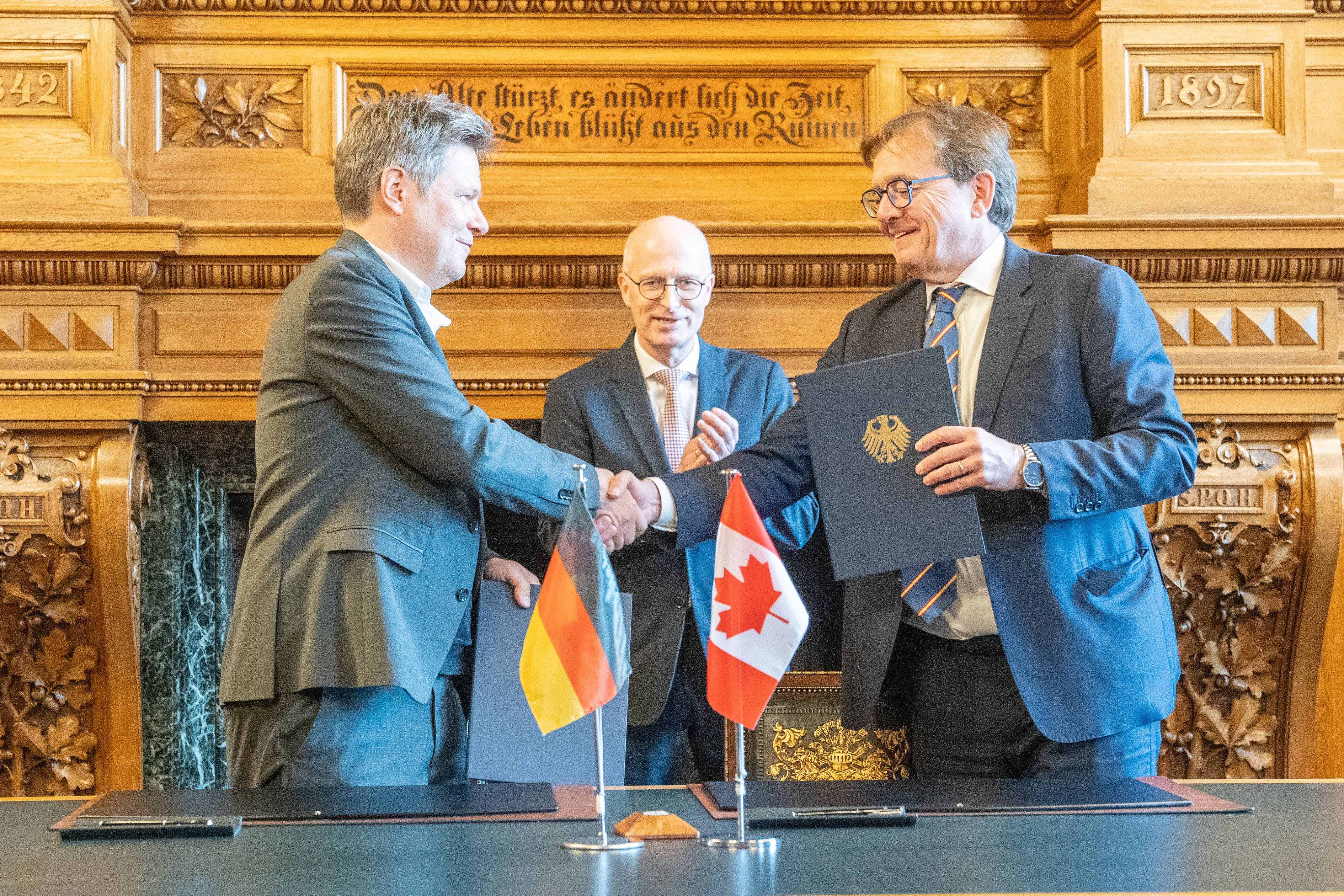 Canada và Đức ký kết thỏa thuận hydro nhằm tránh phụ thuộc vào năng lượng của Nga...