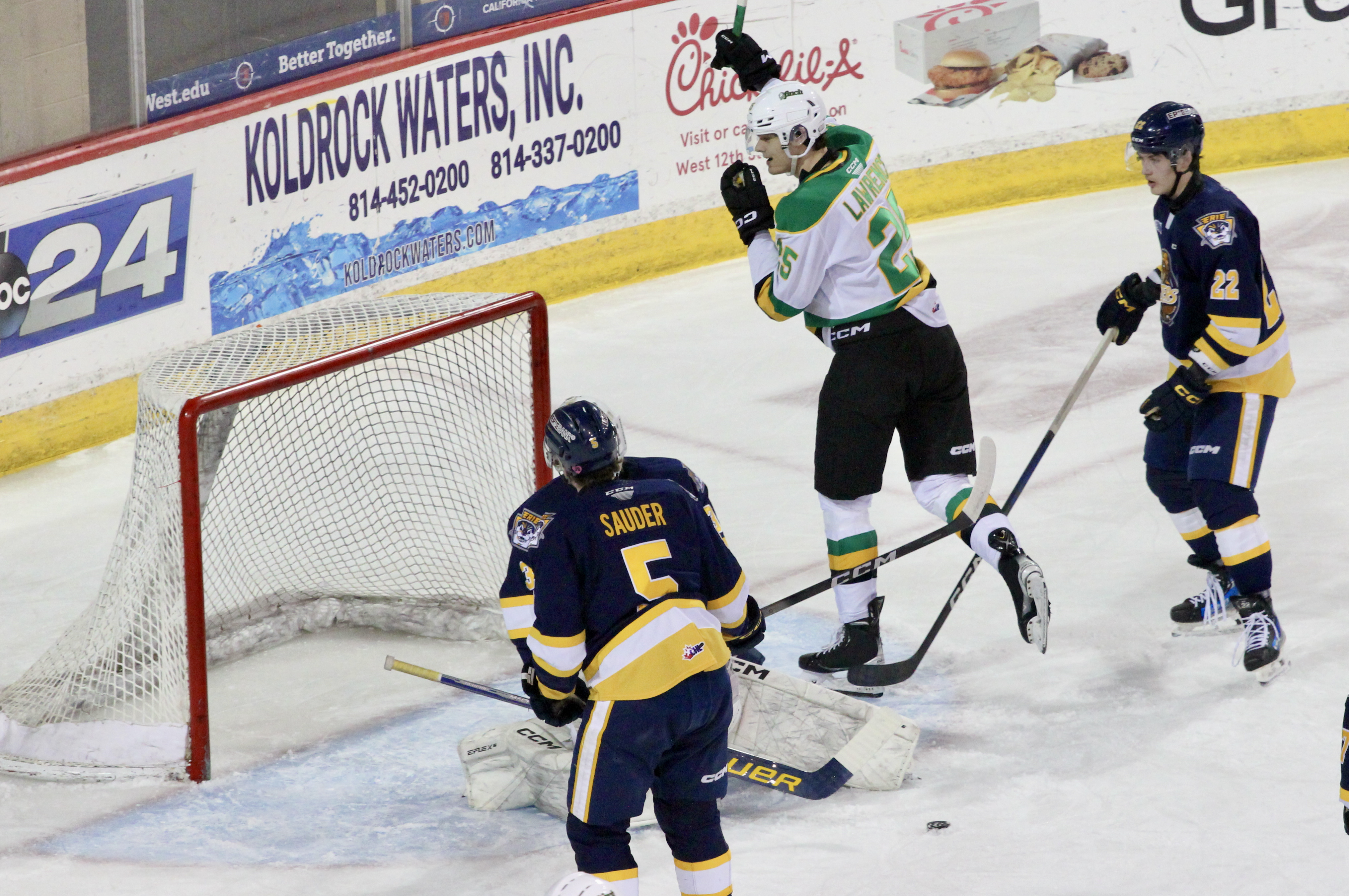 Кейлеб Лоурънс вкарва два пъти когато Лондон Найтс победиха Ери