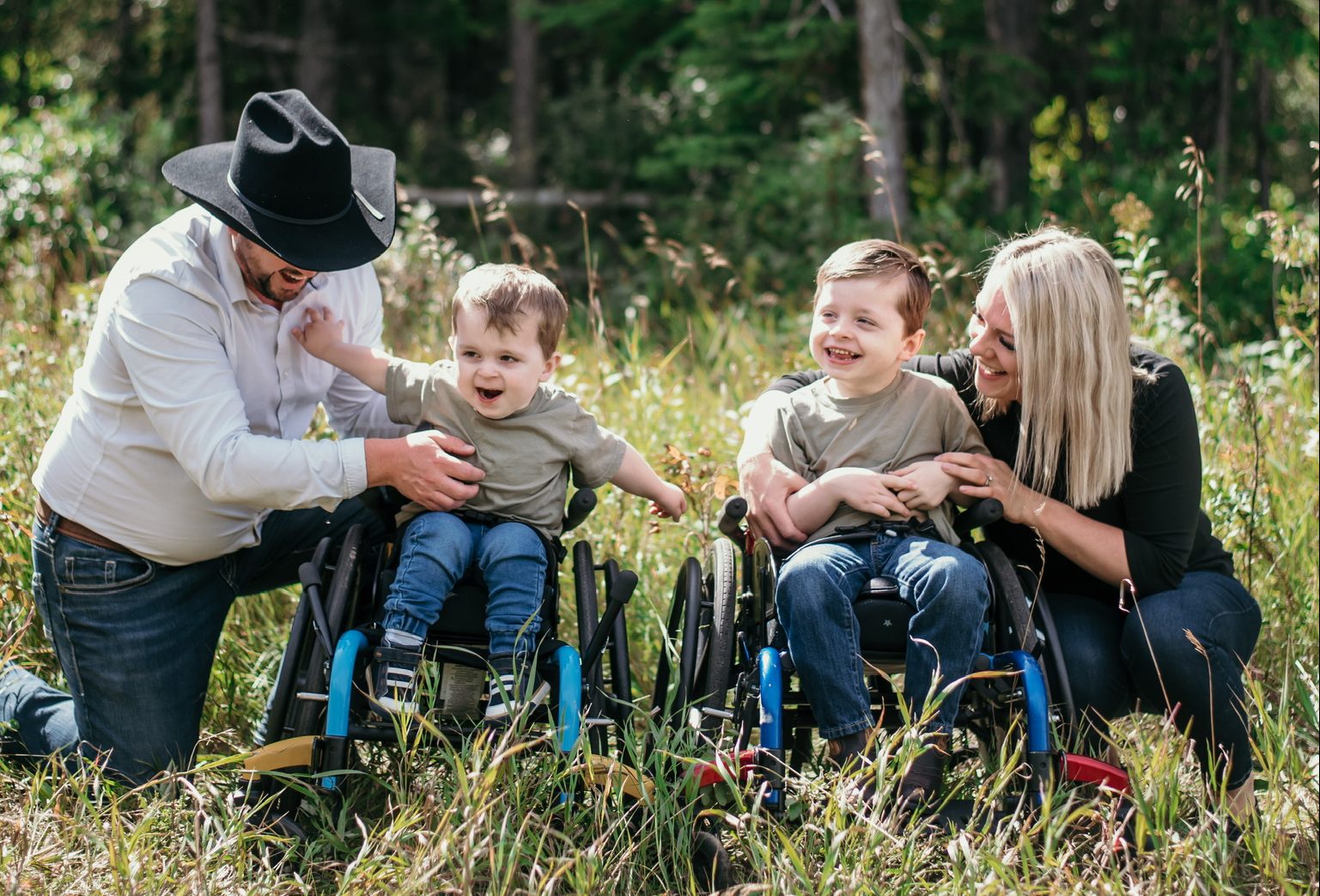 Синовете на Джерин Едуардс Джаксън и Джоузеф са щастливи игриви