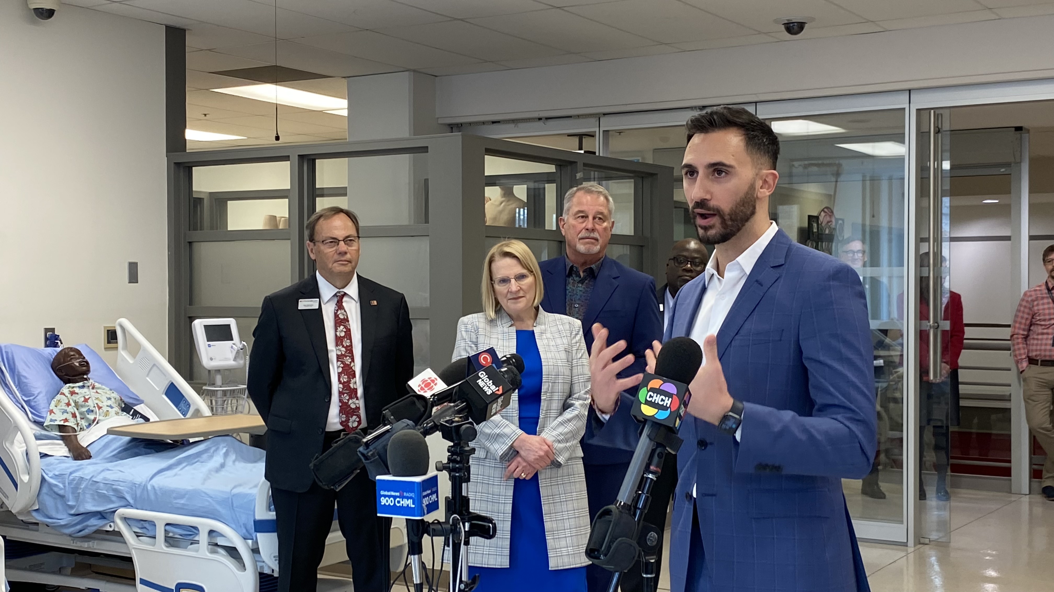 Министърът на образованието на Онтарио намекна че правителството му може