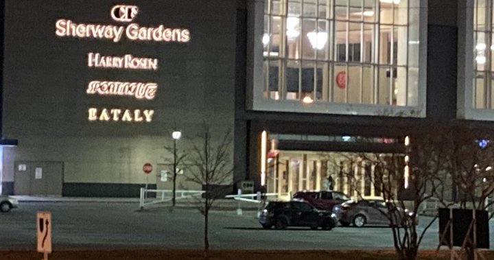 Полицията в Торонто разследва обир на магазин за бижута в мол Sherway Gardens