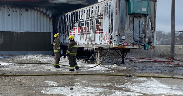 Пожарните екипи на Уинипег се борят с пожара в транспортна компания, по-голямата част от сградата е спасена