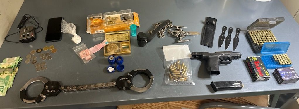 RCMP jail Winnipeg duo after finding weapons, drugs in unregistered car