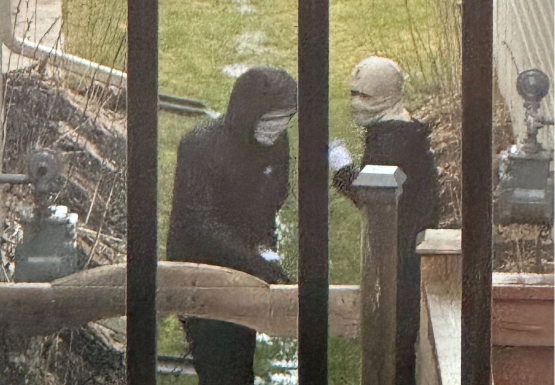 Регионалната полиция на Ватерло издирва двама заподозрени които са свързани