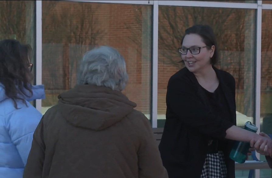 Кметът на Medicine Hat Linnsie Clark застана на стълбите на