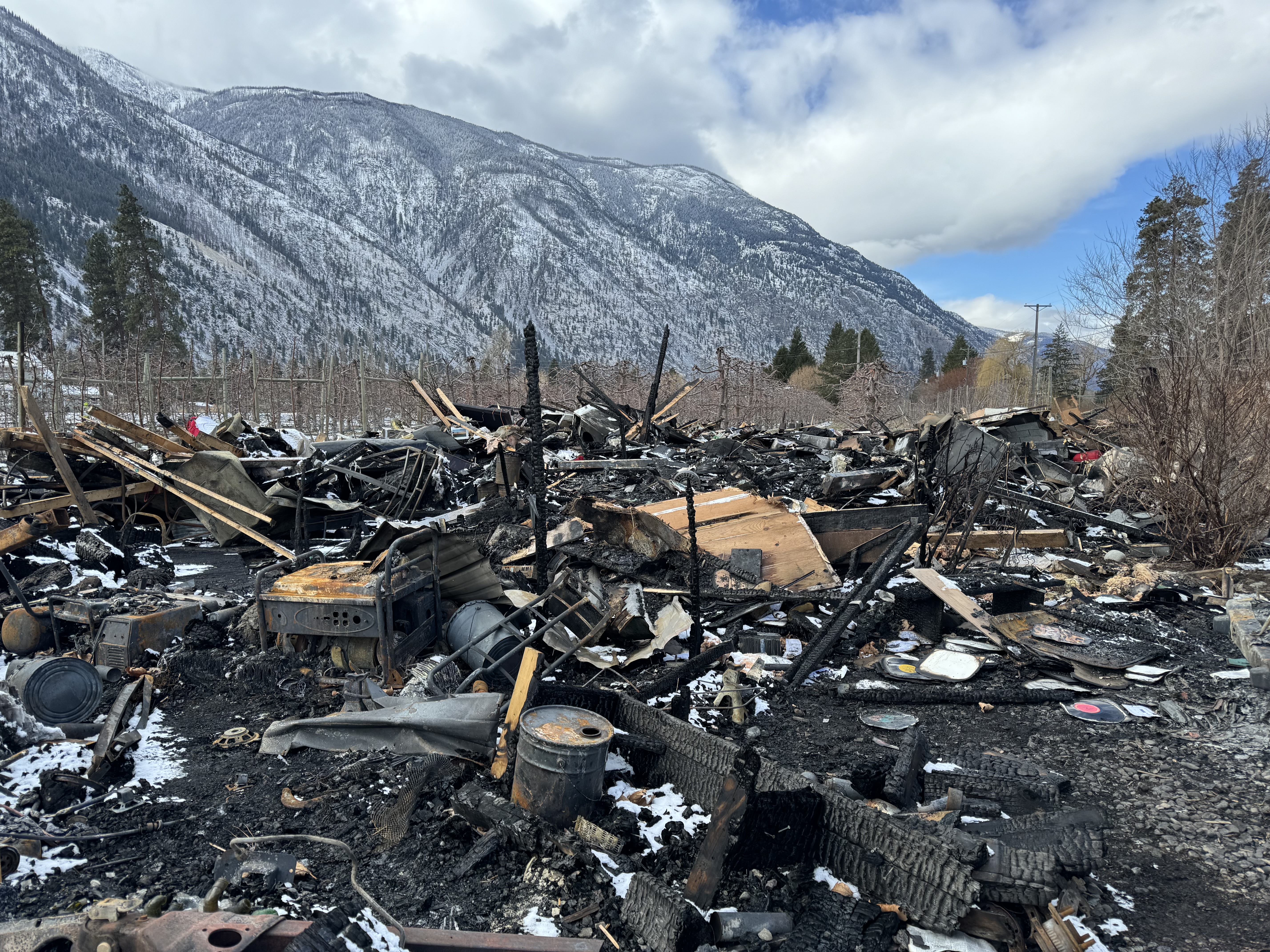 A Keremeos Британска Колумбия двойка губи всичко в пожар в