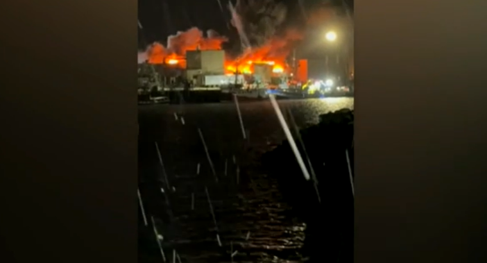 Масов пожар изгори завод за скариди в Квебек седмица след обявяването на затварянето