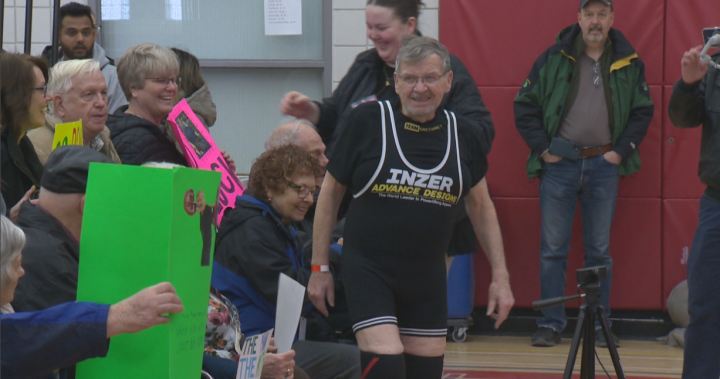 81-годишен новобранец в силовия трибой чупи рекорди, вдъхновява общността