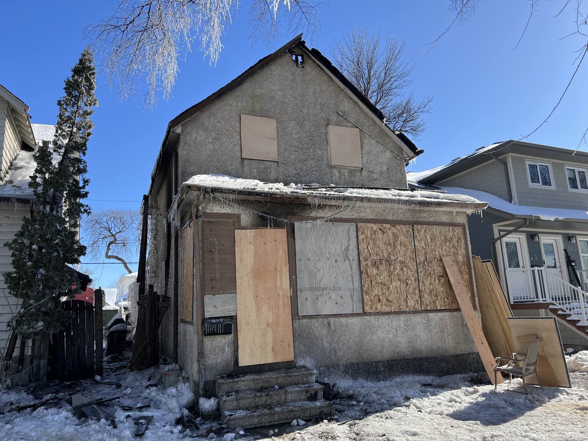Fire engulfs multi-family home on Hallet Street in Winnipeg