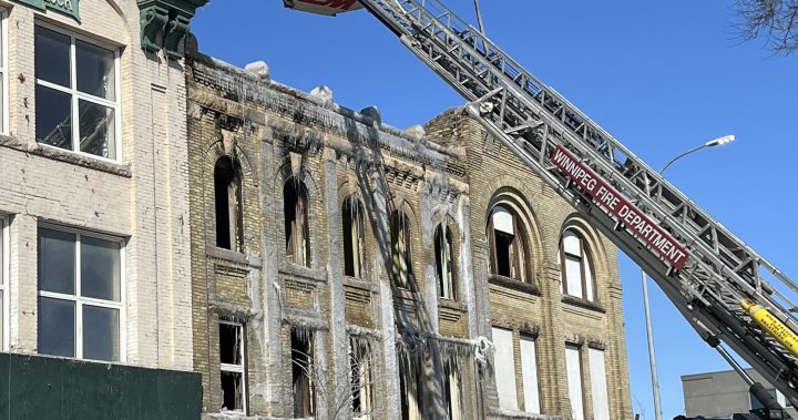 Пожар унищожи сграда на главната улица в Уинипег