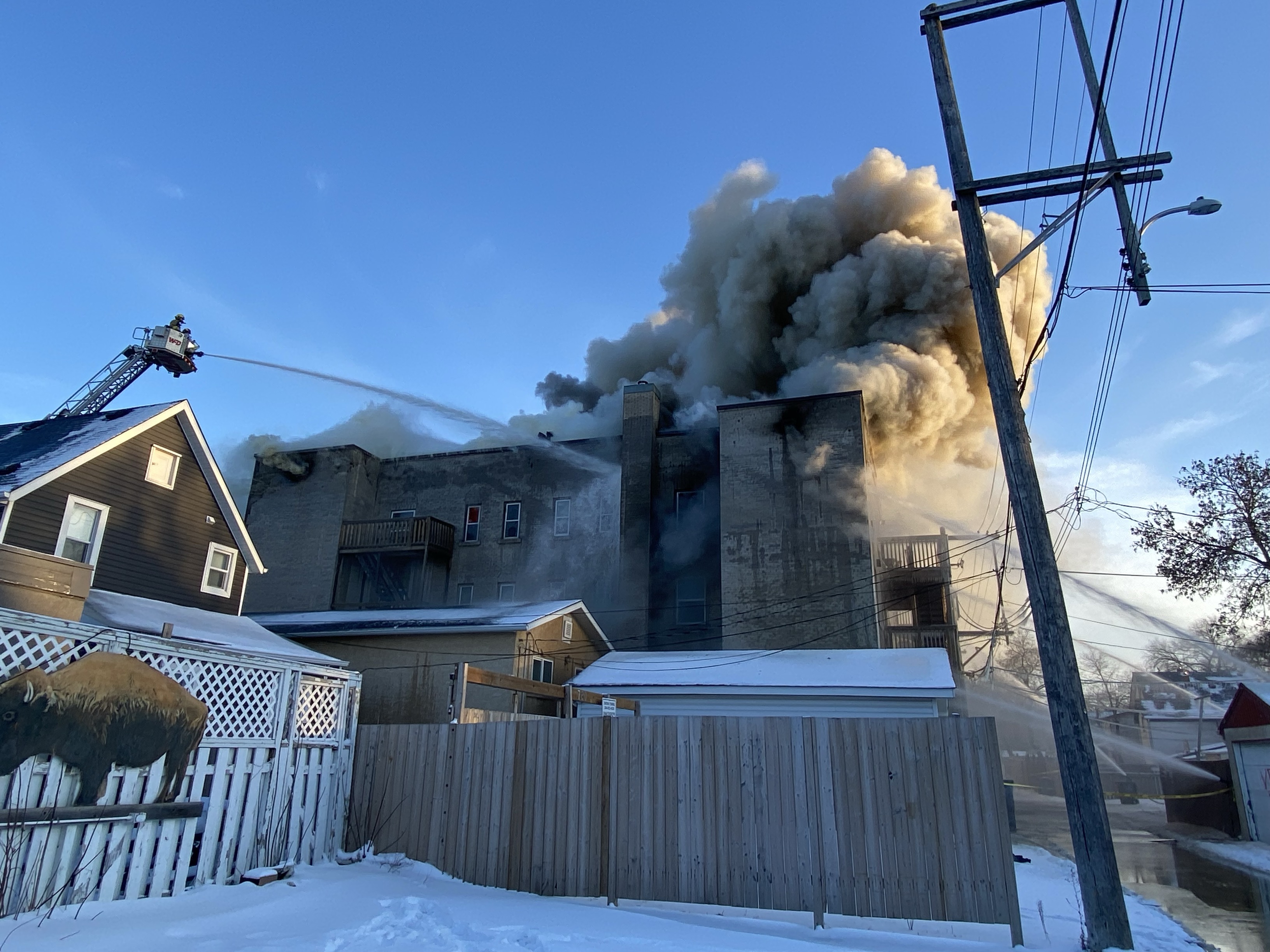 Във вторник следобед избухна голям пожар в жилищна сграда на