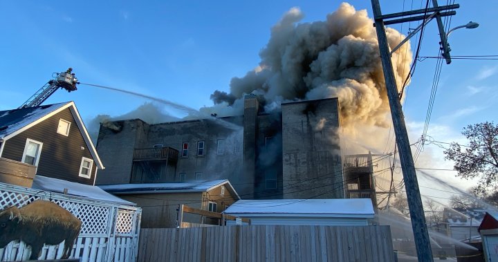 Пожар гори в жилищна сграда на улица Торонто