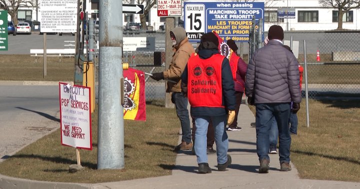 Цивилни работници извън базата на канадските въоръжени сили в Кингстън отбелязват Ден 53 от трудовите действия