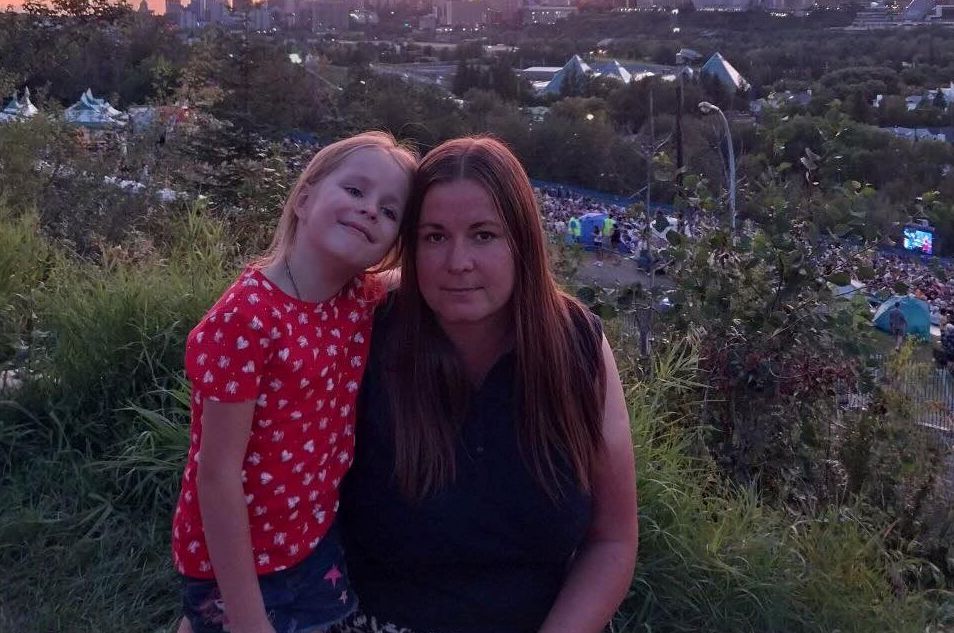 Майка на три деца която е новодошла в Едмънтън от