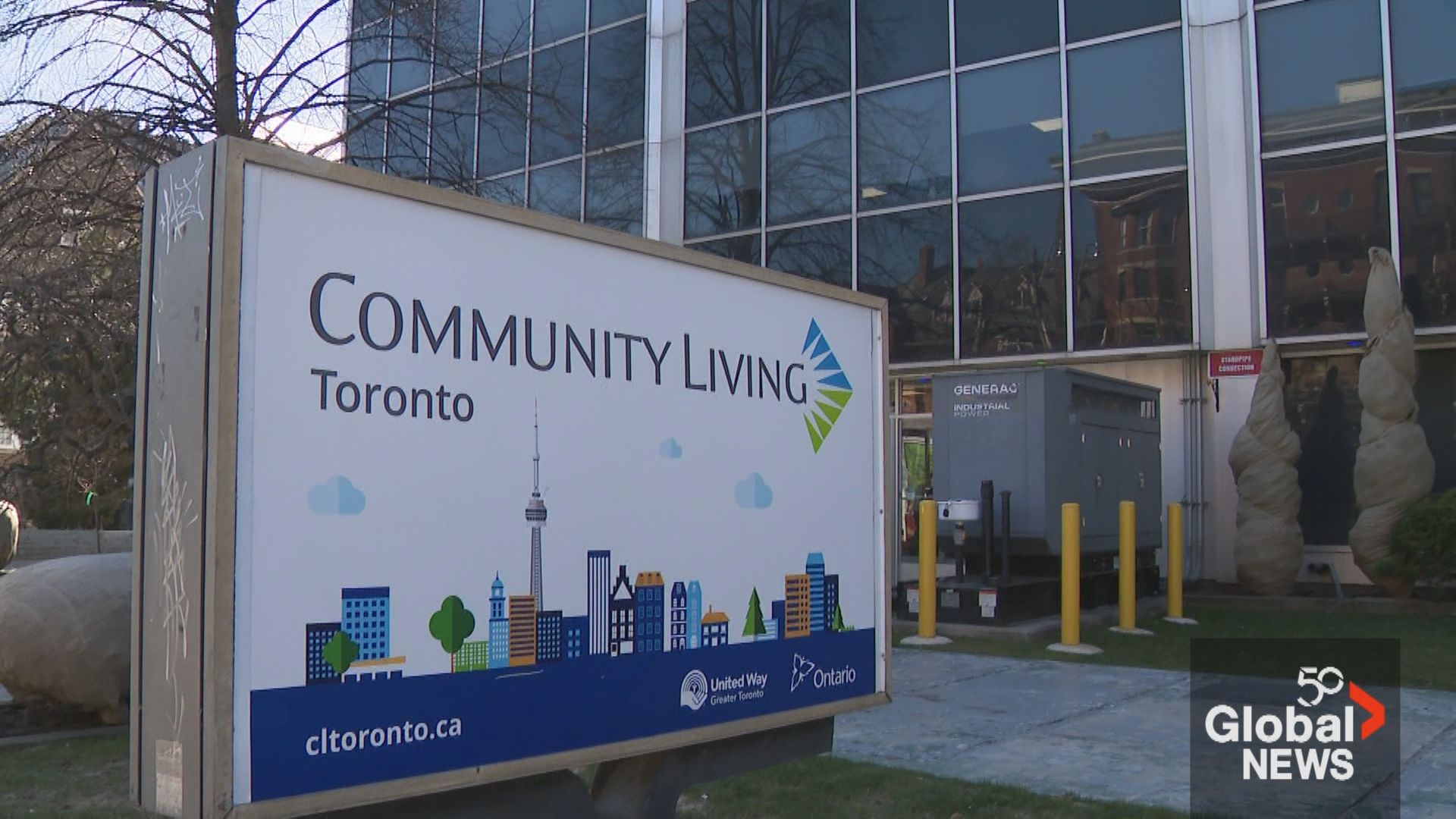 От около 75 години Community Living Toronto CLT предоставя услуги