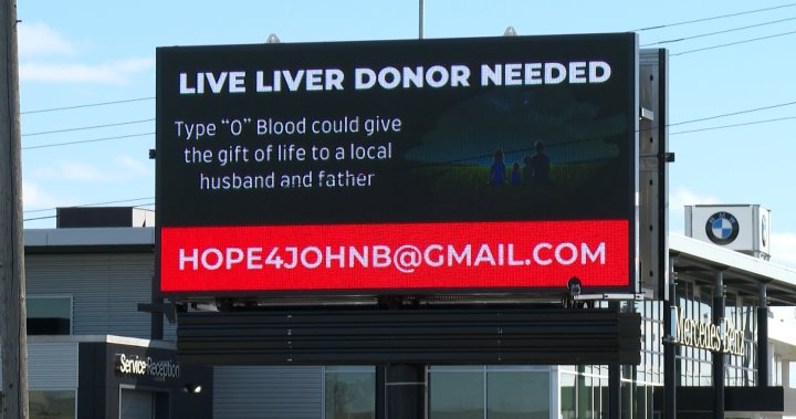 Кингстън, Онтарио, мъж се обръща към билборд, за да отправи своята молба за донор на черен дроб