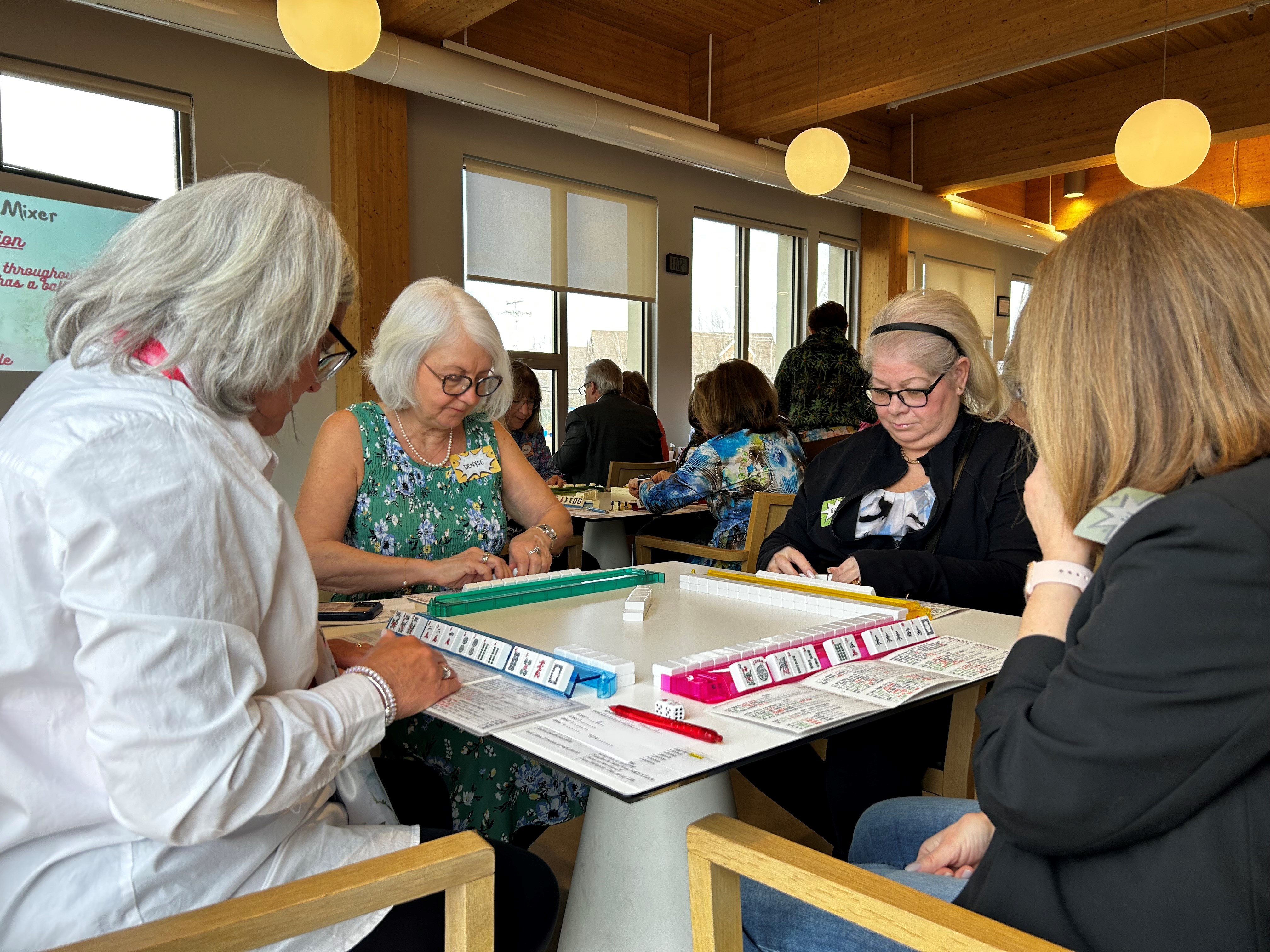 Това е проста и социална игра която свързва хората един