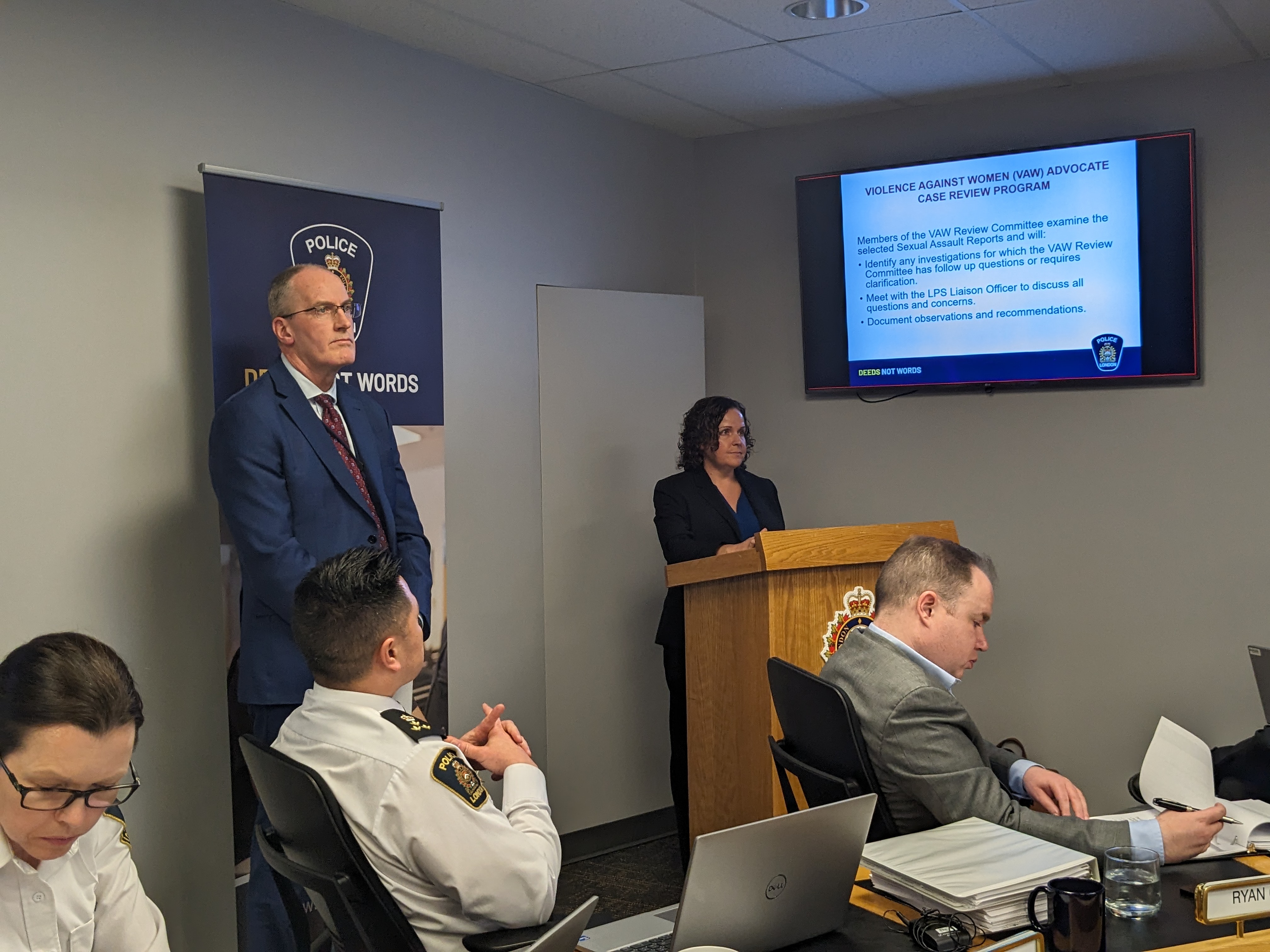 По малко от 40 процента от предполагаемите сексуални посегателства докладвани на