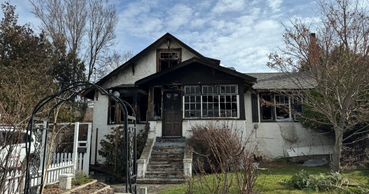 Наемателите бягат през нощта от пожар, който унищожава Пентиктън, Британска Колумбия дом
