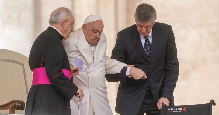 Папа Франциск не може да изкачи няколко стъпала, тъй като здравословните проблеми оказват влияние