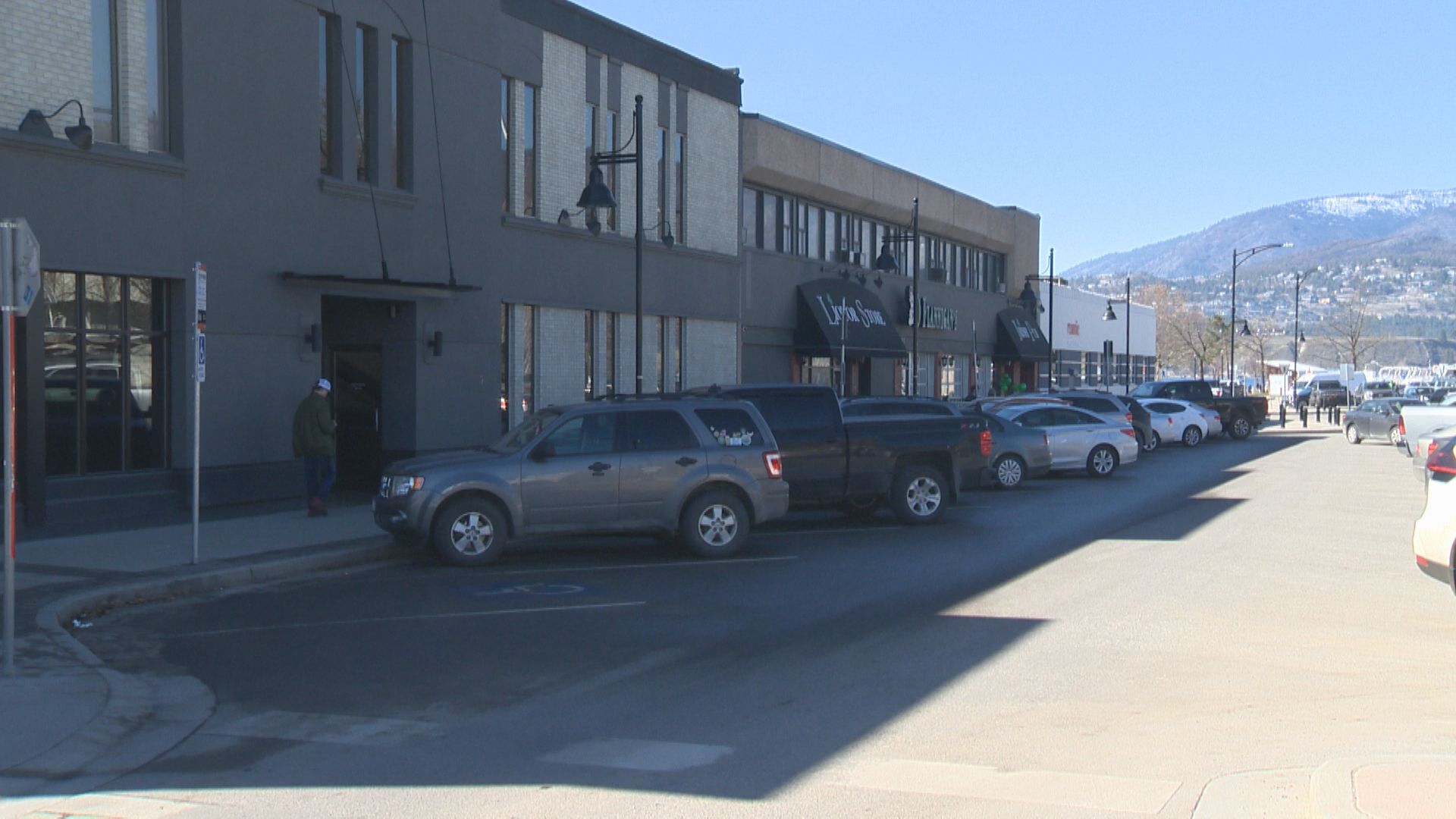 Човек е открит ранен на автобусна линия Queensway в центъра