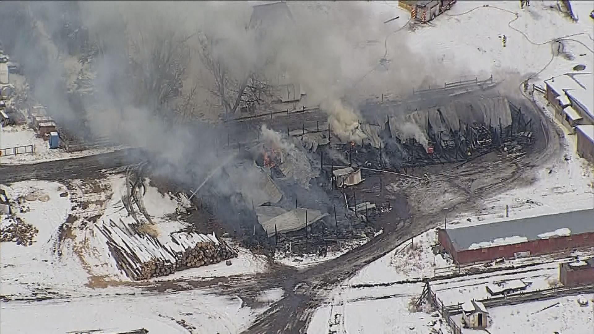 Голям пожар в плевня в окръг Роки Вю Алта във